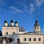 Общий вид Свято-Троицкого храма села Погребищи солнечным днём в феврале 2026 года.